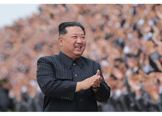경애하는 김정은동지께서

조선인민혁명군창건 ９０돐경축 열병식 참가부대

지휘관, 병사들과 기념사진을 찍으시였다