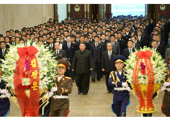 경애하는 김정은동지께서 민족최대의 추모의 날에 즈음하여 금수산태양궁전을 찾으시였다