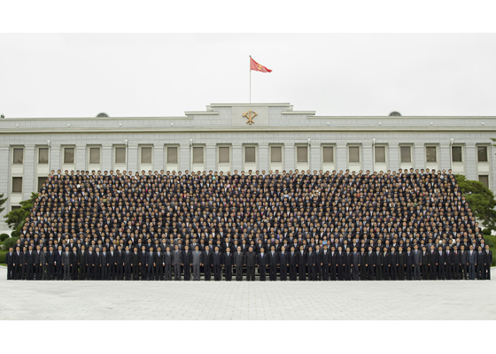 경애하는 김정은동지께서

조선로동당 각급 당위원회 조직부 당생활지도부문일군

특별강습회 참가자들과 기념사진을 찍으시였다