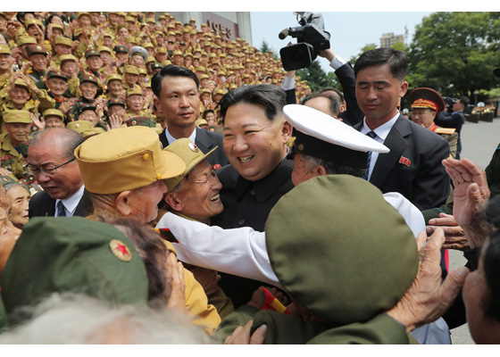 경애하는 김정은동지께서

제８차 전국로병대회 참가자들과 기념사진을 찍으시였다