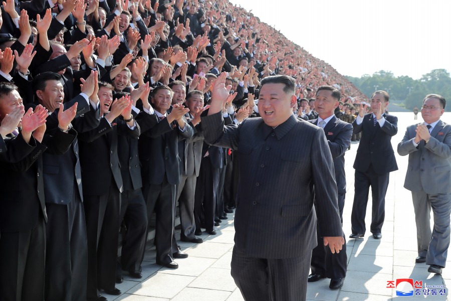 경애하는 김정은동지께서 전국비상방역총화회의 참가자들과 기념사진을 찍으시였다