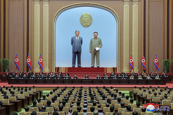 조선민주주의인민공화국 사회주의헌법제정 ５０돐기념 보고대회 진행
경애하는 김정은동지께서 보고대회에 참석하시였다

 