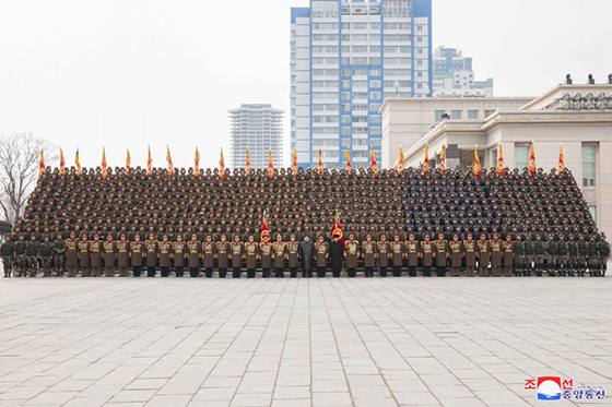 경애하는 김정은동지께서 조선인민군창건 ７５돐경축 
열병식에 참가한 각급 부대 지휘관, 병사들과 기념사진을 찍으시였다 


 