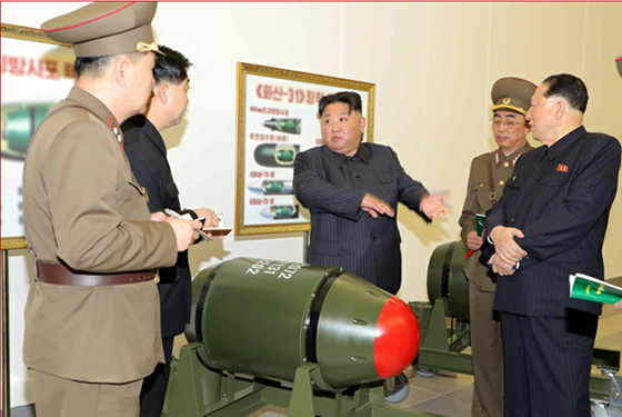 경애하는 김정은동지께서 핵무기병기화사업을 지도하시였다
 