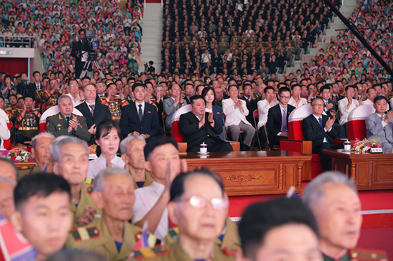 위대한 조국해방전쟁승리 ７０돐경축 대공연 진행
경애하는 김정은동지께서
평양을 방문한 친선의 사절들과 함께 공연을 관람하시였다

 