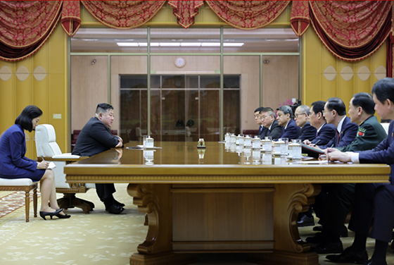 경애하는 김정은동지께서
중화인민공화국 당 및 정부대표단을 접견하시고 연회에 초대하시였다
 