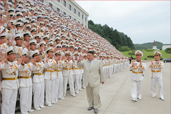 경애하는 김정은동지께서
해군절에 즈음하여 조선인민군 해군사령부를 축하방문하시였다

 