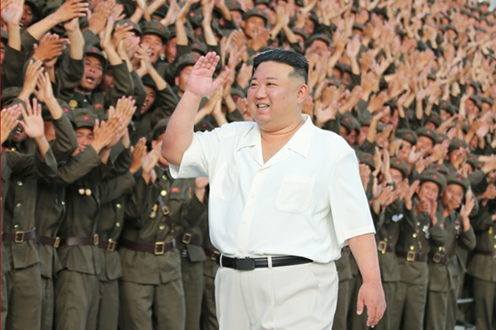 경애하는 김정은동지께서
공화국창건 ７５돐경축 민방위무력열병식
참가자들과 기념사진을 찍으시였다

 