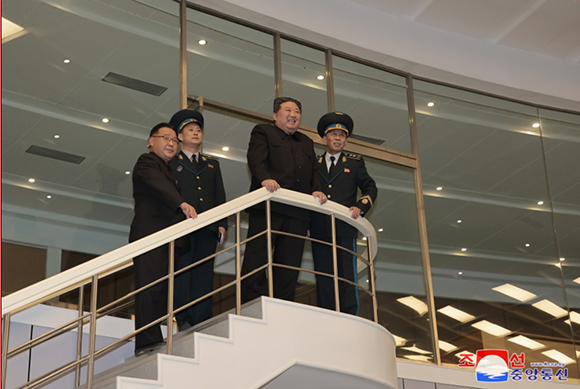 경애하는 김정은동지께서 국가항공우주기술총국 평양종합관제소를 방문하시였다
 