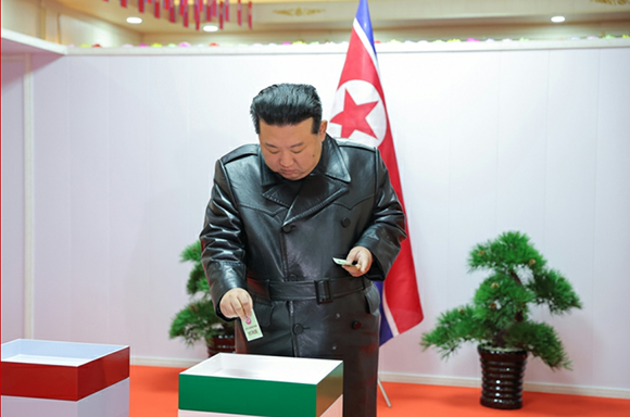 경애하는 김정은동지께서
도, 시, 군인민회의 대의원선거에 참가하시였다

 