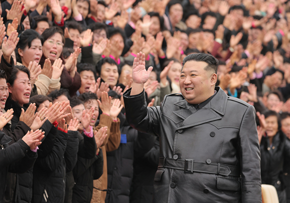 경애하는 김정은동지께서
제５차 전국어머니대회 참가자들과 기념사진을 찍으시였다

 