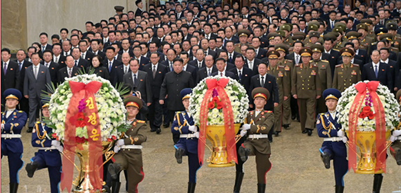 경애하는 김정은동지께서
민족최대의 추모의 날에 즈음하여 금수산태양궁전을 찾으시였다

 