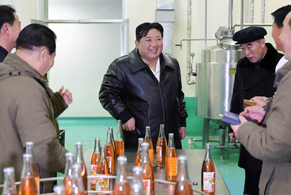 경애하는 김정은동지께서
김화군 지방공업공장들을 현지지도하시였다

 