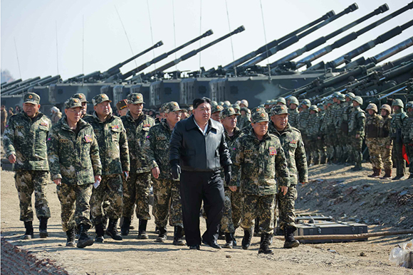 경애하는 김정은동지께서
조선인민군 대련합부대들의 포사격훈련을 지도하시였다

 
