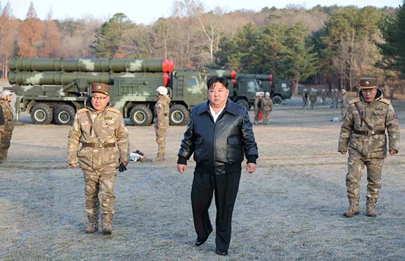 경애하는 김정은동지께서 중요화력타격임무를 맡고있는 서부지구 포병부대의 사격훈련을 지도하시였다

 