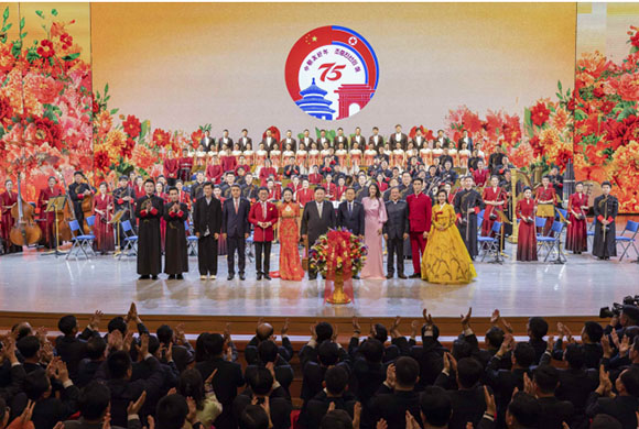 경애하는 김정은동지께서
중국중앙민족악단의 특별음악회를 관람하시였다


 