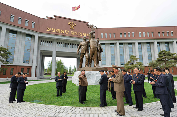 경애하는 김정은동지께서
완공된 조선로동당 중앙간부학교를 현지지도하시였다


 