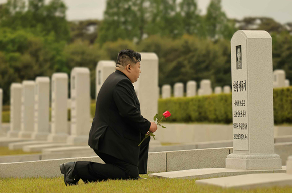 경애하는 김정은동지께서
현철해동지 서거 ２돐에 즈음하여 묘소에 꽃송이를 진정하시였다


 