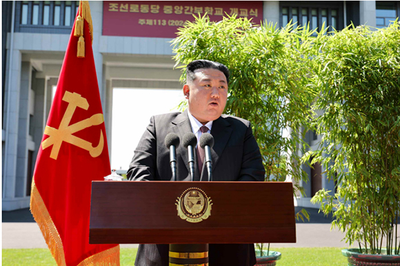 조선로동당 중앙간부학교 개교식 성대히 진행
경애하는 김정은동지께서 뜻깊은 기념사를 하시고 첫 강의를 참관하시였다


 