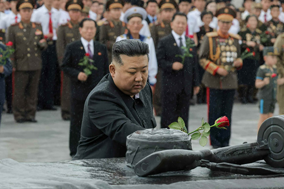 경애하는 김정은동지께서 위대한 전승 ７１돐에 즈음하여
전쟁로병들과 함께 조국해방전쟁참전렬사묘를 찾으시였다


 