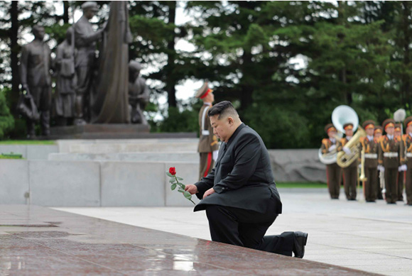 경애하는 김정은동지께서
전승절에 즈음하여 대성산혁명렬사릉을 찾으시였다


 