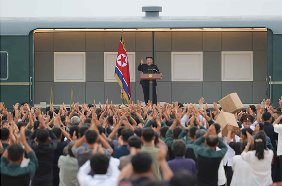 경애하는 김정은동지께서 중요연설에서 수해복구와 관련한 당과 정부의 립장을 천명하시고 수재민들을 위로하시였다
 