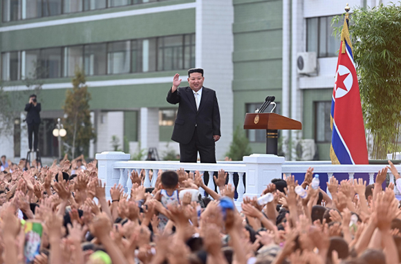 평안북도와 자강도, 량강도의 수해지역 주민들 평양 도착
경애하는 김정은동지께서 몸소 숙소에 나오시여 수재민들을 따뜻이 맞아주시였다
 