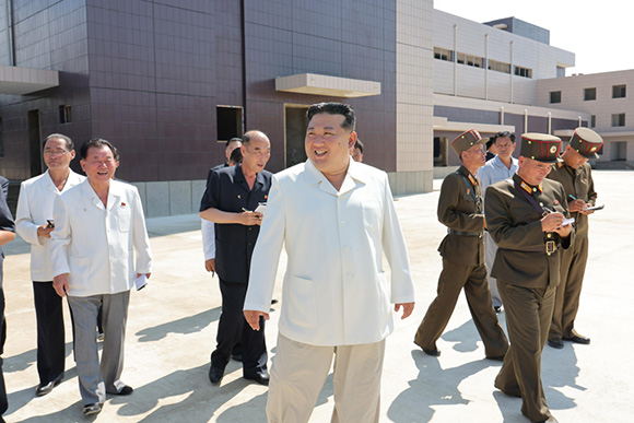 경애하는 김정은동지께서 지방공업공장건설사업을 현지에서 지도
지방의 획기적발전, 전면적부흥을 앞당기기 위한
새로운 중대조치들을 취해주시였다
 