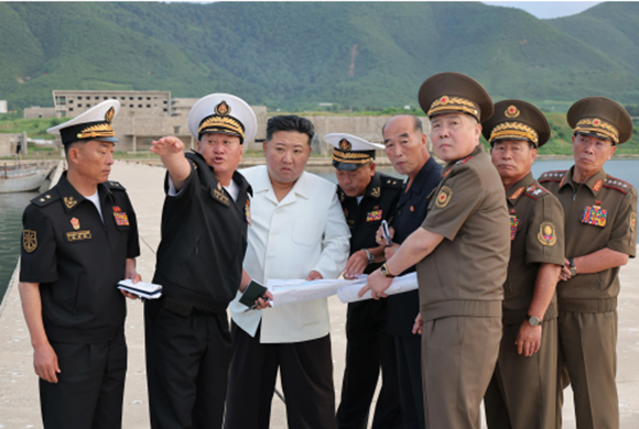 경애하는 김정은동지께서 해군기지건설과 관련한 현지료해를 진행하시였다

 