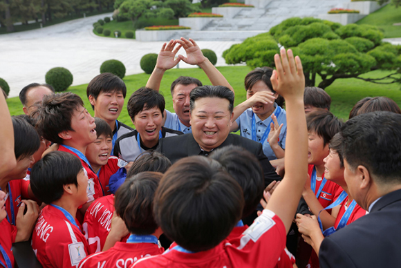 경애하는 김정은동지께서
국제축구련맹 ２０２４년 ２０살미만 녀자월드컵경기대회에서
우승한 선수들과 감독들을 만나시고 축하격려해주시였다

 