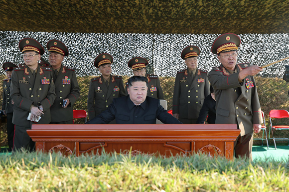 경애하는 김정은동지께서
오진우명칭 포병종합군관학교 졸업생들의
포실탄사격훈련을 현지에서 지도하시였다

 