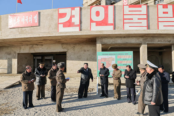 경애하는 김정은동지께서
함경남도 신포시바다가양식사업소건설장을 현지지도하시였다
 