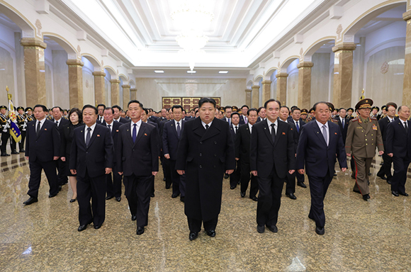 경애하는 김정은동지께서
민족최대의 추모의 날에 즈음하여 금수산태양궁전을 찾으시였다
 