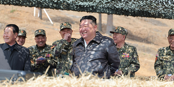 경애하는 김정은동지께서

조선인민군 특수작전부대들의 훈련기지를 방문하시고 종합훈련을 지도하시였다

 