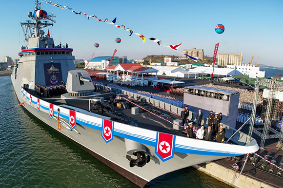 새시대 해군현대화에서 중대한 돌파구를 열어놓은 특기할 사변

조선인민군 해군 구축함 진수기념식 성대히 진행



 