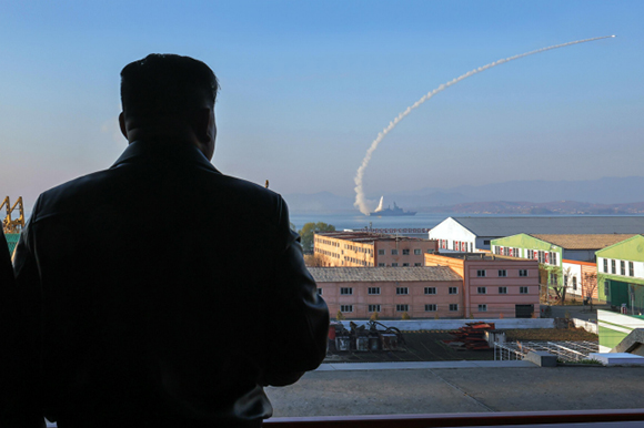 다목적구축함 《최현》호의 함무장체계들에 대한 전투적용성시험에 착수



 