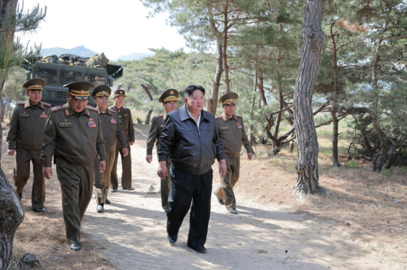 조선인민군 동부전선구분대들의 장거리포 및 미싸일체계 합동타격훈련 진행



 