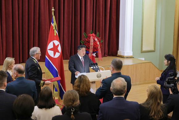경애하는 김정은동지께서 로씨야의 위대한 전승절에 즈음하여

우리 나라 주재 로씨야련방대사관을 축하방문하시였다



 