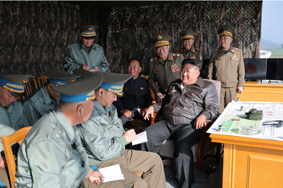 경애하는 김정은동지께서

조선인민군 근위 제１공군사단관하 비행련대를 방문하시고 훈련을 지도하시였다



 