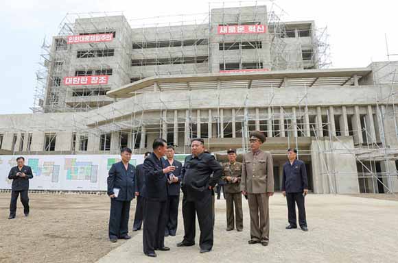경애하는 김정은동지께서

강동군병원과 종합봉사소건설장을 현지지도하시였다



 