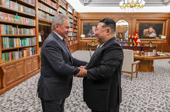 경애하는 김정은동지께서

로씨야련방 안전리사회 서기장 쎄르게이 쇼이구동지를 접견하시였다



 