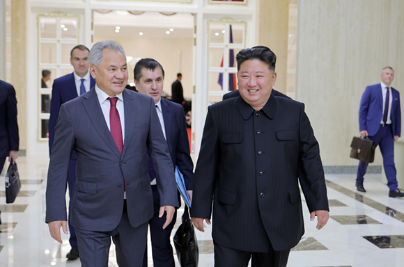 경애하는 김정은동지께서

로씨야련방 안전리사회 서기장 쎄르게이 쇼이구동지를 접견하시였다





 