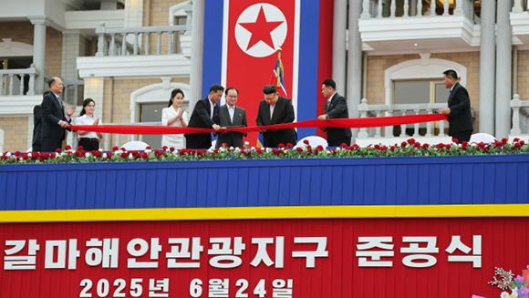 사회주의문명개화의 새 경관을 펼친 동해기슭의 관광명소

원산갈마해안관광지구 준공식 성대히 진행




 