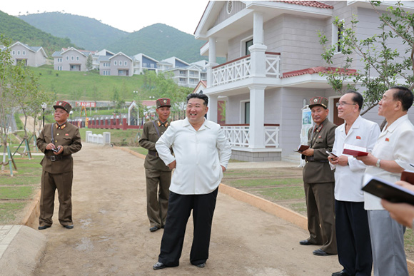 경애하는 김정은동지께서

락원군바다가양식사업소건설사업을 현지에서 지도하시였다



 