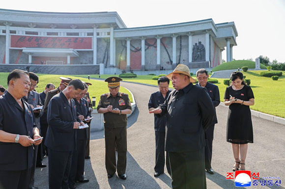경애하는 김정은동지께서

당과 정부, 무력기관의 지도간부들과 함께 신천계급교양관을 돌아보시였다







 
