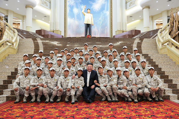 경애하는 김정은동지께서 전승절경축행사에 특별초청된

조선인민군 제４군단관하 포병구분대 군인들을 만나시고 기념사진을 찍으시였다





 