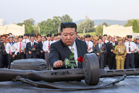 경애하는 김정은동지께서 전승 ７２돐에 즈음하여 조국해방전쟁참전렬사묘를 찾으시였다





 