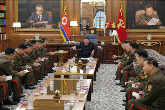 경애하는 김정은동지께서

국가표창수여식에 참가하기 위하여 귀국한

조선인민군 해외작전부대 주요지휘관들을 만나시였다






 