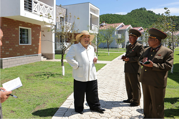 경애하는 김정은동지께서

완공된 락원군바다가양식사업소와 어촌문화주택지구를 돌아보시였다







 
