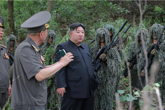 경애하는 김정은동지께서 조선인민군 총참모부직속 특수작전훈련기지를

방문하시고 군인들의 훈련실태를 료해하시였다








 